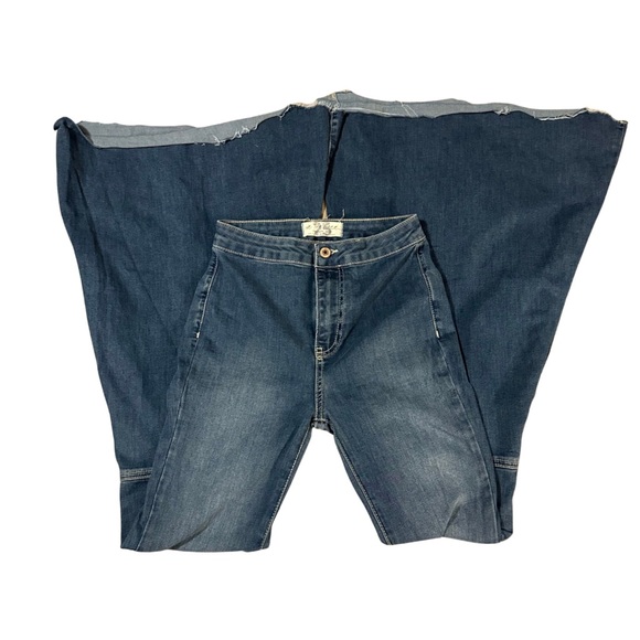 Free People float on high waisted super flare. Size 25 - Picture 2 of 3